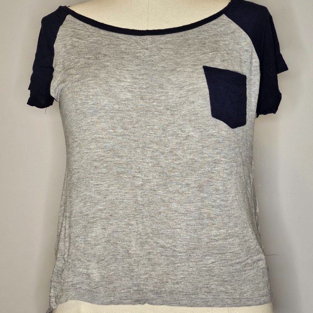 Relaxed fit color block pocket tee